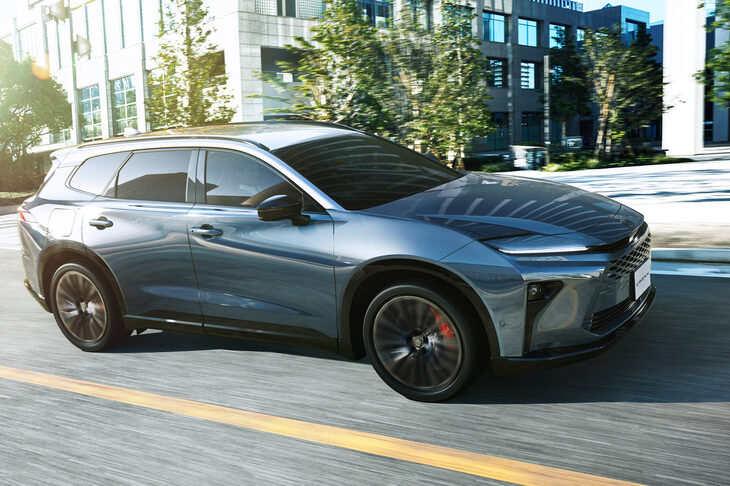 2025年3月に発売された「トヨタ・クラウン エステート」。この写真だと、前編で紹介したボディーサイドの独創的なリフレクションがよくわかる。