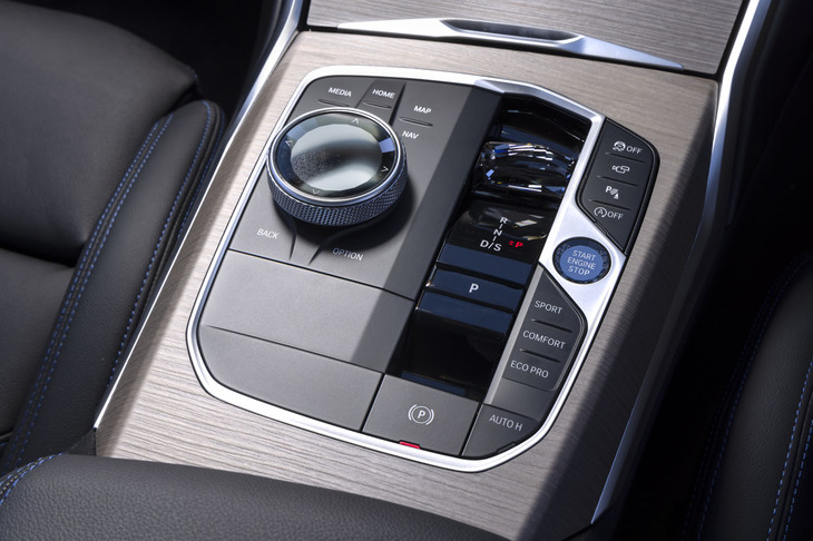 クリスタル仕立てのインフォテインメント用ダイヤルとシフトレバー、スタート／ストップスイッチは6万9000円のオプション。「3シリーズ」には「マイモード」が採用されておらず、まだドライブモードが残っている。