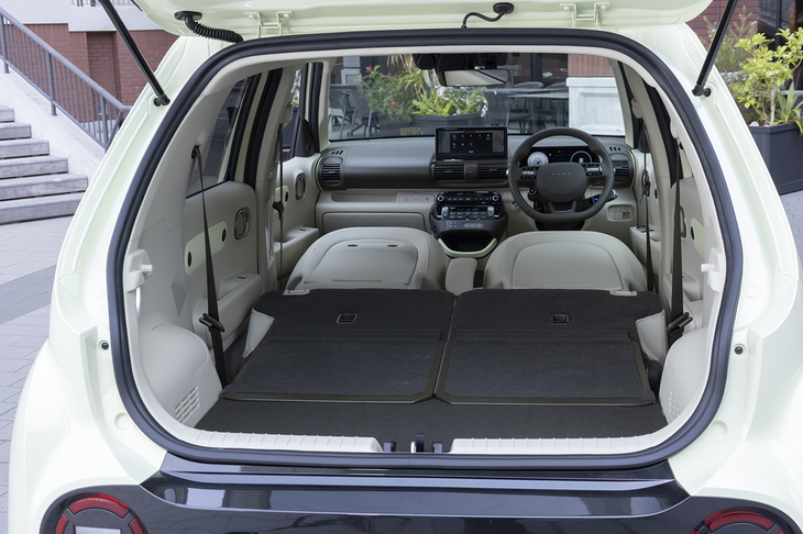 助手席も運転席も倒せばご覧のとおりの大空間に。荷物の置き場などを工夫すれば2人での車中泊も可能かもしれない。