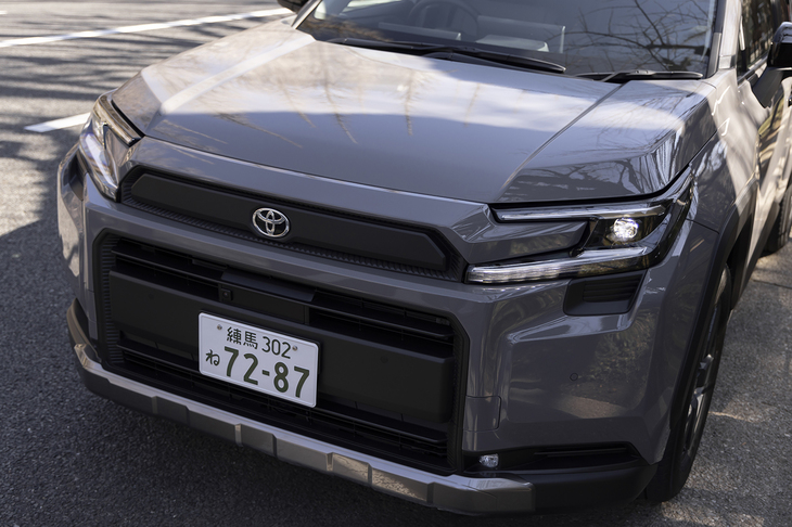 こちらは「アドベンチャー」のフロントマスク。大きな開口部がタフなイメージを強調している。