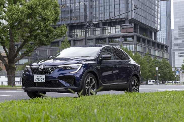 ルノーのクーペSUV「アルカナ」に特別仕様車「テクノ」が登場した。独自のハイブリッドシステムを搭載する「フルハイブリッドE-TECH」と「マイルドハイブリッド」の両モデルにラインナップされる。