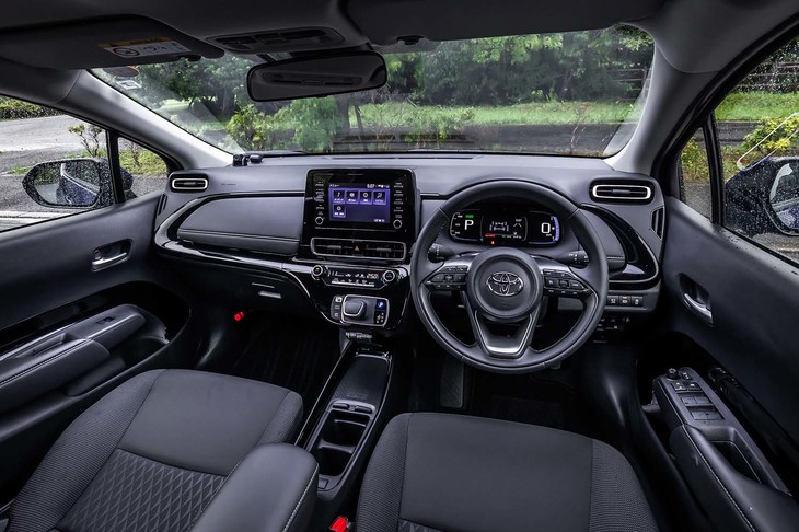 ウイング型のインストゥルメントパネルが目を引くインテリア。先代では楕円（だえん）形だったステアリングホイールは円形に変わった。