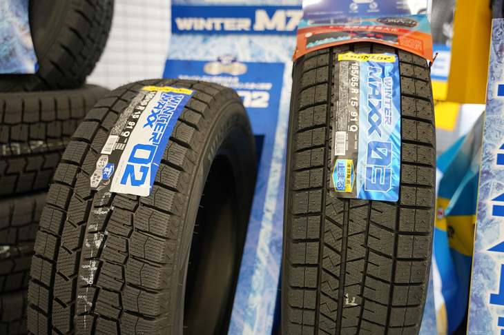 新商品の「ダンロップ・ウインターマックス03」（写真右）と従来品の「ウインターマックス02」（同左）。