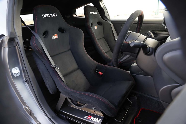 レカロ製フルバケットシートは「GRMNヤリス」シリーズ共通の装備。サイドエアバッグも備わる。