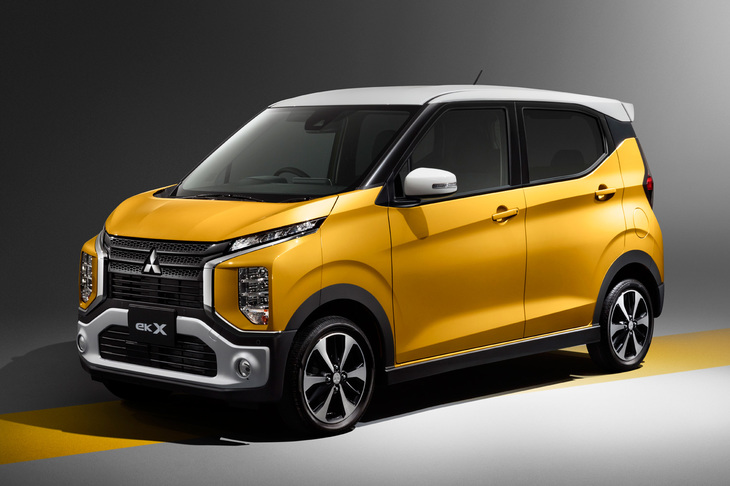 とにかく強烈なフロントマスクが目を引く「eKクロス」。