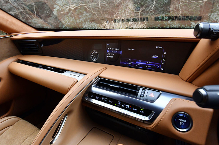 ダッシュボードに10.3インチのワイドディスプレイを内蔵。スマホと連動するSmartDeviceLinkやApple CarPlay、Android Autoに対応するほか、テレビチューナーも全車に標準装備されている。