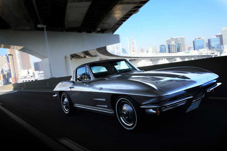 1964年型「コルベット」には3段MTと2段ATが設定されていたが、オーナーいわく同車のトランスミッションは3段ATとのこと。前オーナーなどが換装したのかもしれない。