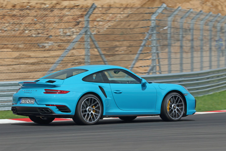 キャラミ・サーキットを行く「911ターボS」。