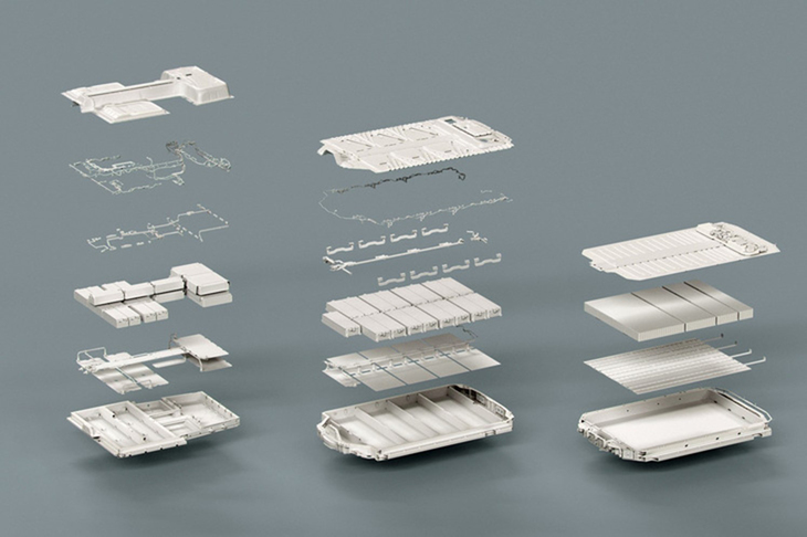 ボルボのバッテリーパックの世代ごとの比較。第3世代（右）では、バッテリーセルを構造部材として活用。バッテリーパックを車体と一体化し、車体剛性の向上と軽量化の両立に活用するとしている。