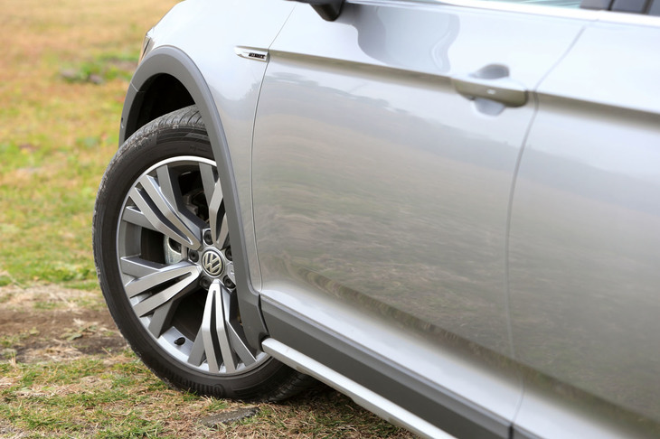 ホイールアーチとサイドシルにはガードが装着されている。控えめなトーンのグレーがフォルクスワーゲンらしい!?