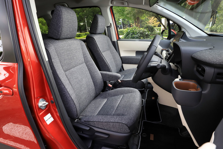 シート表皮はファブリックのみ。「Z」系のグレードには標準で、「G」系のグレードにはオプションではっ水・はつ油加工が採用されるほか、Z系では運転席アームレストが標準装備される。