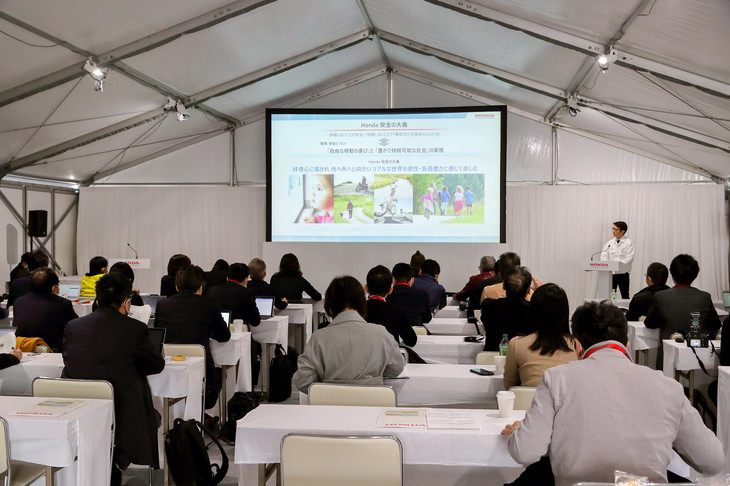 より安全な交通社会の実現へ向けたホンダの取り組みについて、説明を受ける報道関係者。安全に関するものにかぎらず、ホンダは自身が研究を進める先進技術の広報に積極的で、こうしたイベントを定期的に実施している。