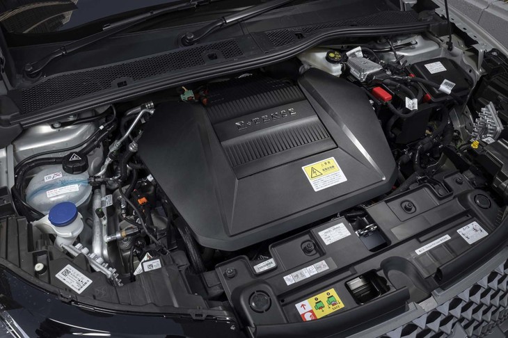 フロントには、駆動用モーターとインバーターがおさまる。最高出力は130PSで最大トルクは260N・m。