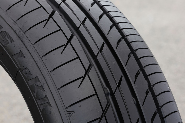 「プロクセスLuKII」のコンパウンドには、トーヨーの材料設計基盤技術「ナノバランステクノロジー」を採用。転がり抵抗は従来型「トランパスLuK」に対して9％の低減を実現した。グレーディングシステムについては、全ラインナップとも転がり抵抗性能が「A」、ウエットグリップ性能が「b」と発表されている。