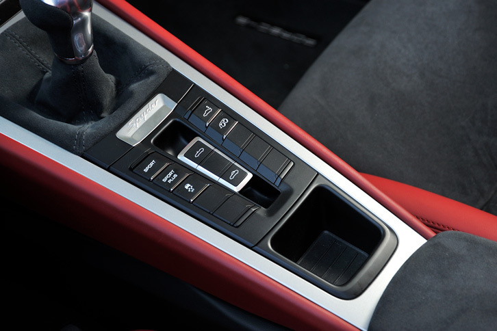 走行モードの切り替えや、ソフトトップのロック／アンロックについては、センターコンソールのスイッチで操作する。