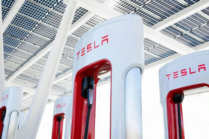 2023年7月に入り、メルセデス・ベンツと日産自動車が相次いで「北米市場のEVについてはテスラの充電規格でチャージできるようにする」旨を表明。テスラ規格のスタンダート化が急速に進みつつある。（写真はテスラの急速充電器「スーパーチャージャー」のイメージ）