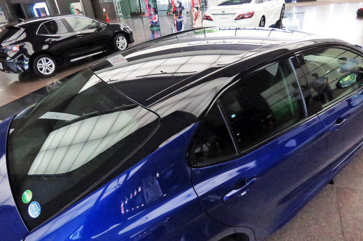 ツートンカラー仕様については、Cピラーを斜めに走るプレスラインで、色が塗り分けられている。