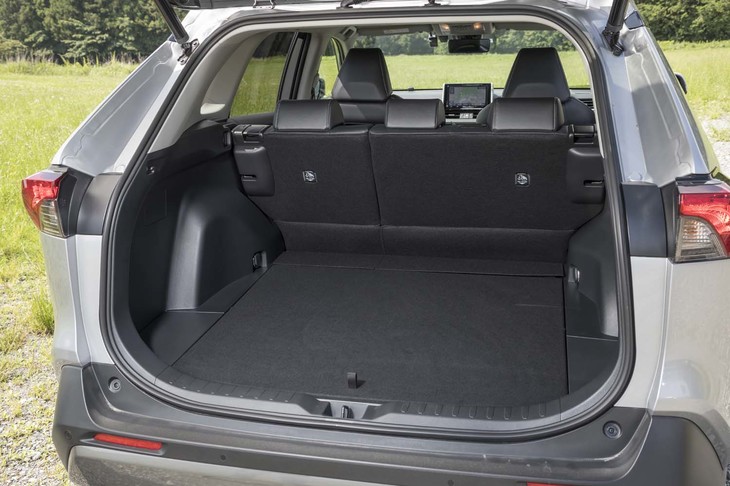「RAV4ハイブリッドG」では荷室のデッキボードの裏面が樹脂（表面はカーペット）になっており、水にぬれたものを積むときなどに役立つ。