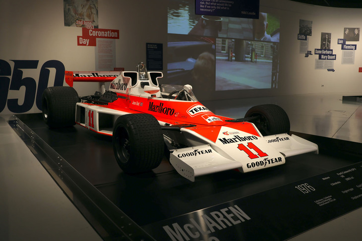 1976年「マクラーレンM23」。こちらもパワーユニットは「フォード・コスワースDFV」V8である。ジェームス・ハントが駆った。