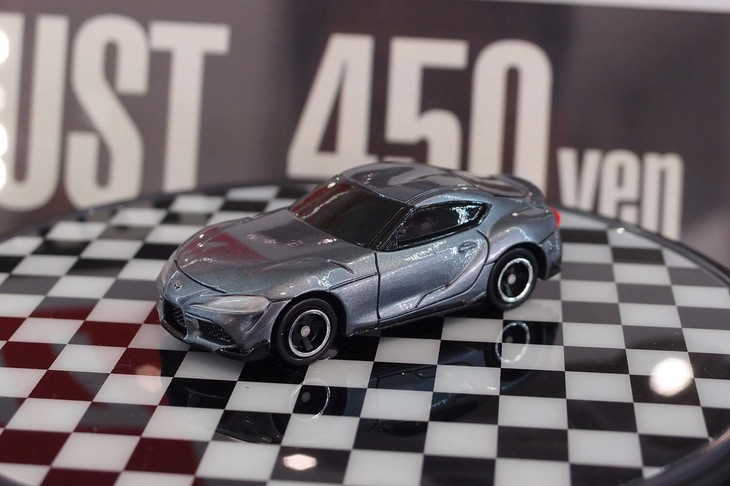 2019年8月には、新型「スープラ」のトミカ（タカラトミーのミニチュアカー）がラインナップされる。価格は450円（税別）。