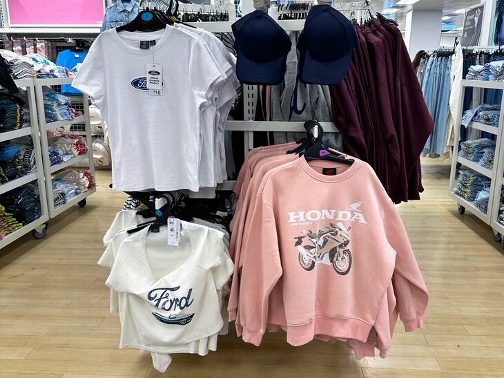 欧州各地で展開する大型ファッション店で。2025年は自動車メーカーの商標・意匠ライセンスを取得して展開している。