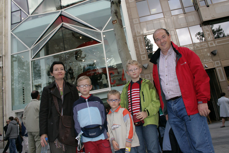 ディディエ（右）と家族一同。2007年9月撮影。