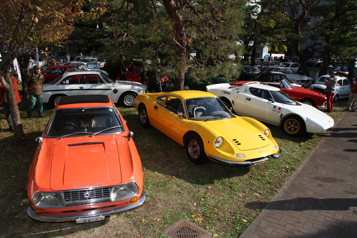 「ランチア・フルビア スポルト」「ディーノ246GT」「ランチア・ストラトス」、後方には、アルファ・ロメオやフィアットなど、イタリア車が並べられた一角。