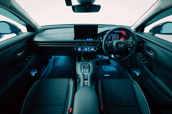 インテリアでは、各所に独自のイルミネーションを用意。インストゥルメントパネルまわりからラゲッジスペースまで、特定の箇所に目を引くイルミを用意するのではなく、均整のとれたイメージとしている。