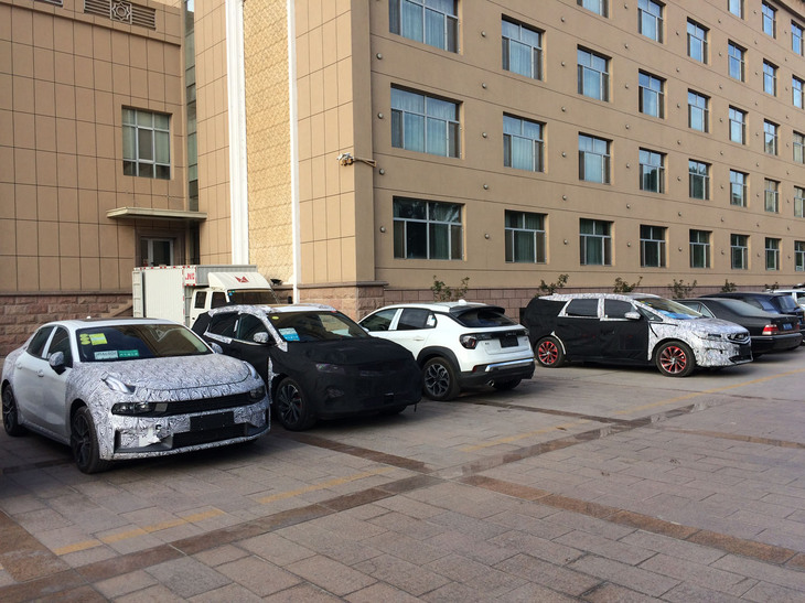 5年前に訪れたトルファンのホテルには、まさに世界中のメーカーのテスト車両が並んでいた。米国デスヴァレーをしのぐほど砂漠地帯でのヒートテストにもってこいなのだという。ホテル裏手には専用の急速充電設備があり、アウディの「e-tron」各車をはじめBEVやPHEVのプロトタイプが出入りしていた。ただし5年前はNEVの一般車はほとんど見かけなかった。