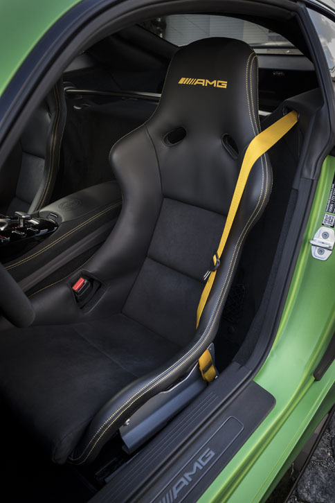 シートは軽量な「AMGスポーツバケットシート」が標準。