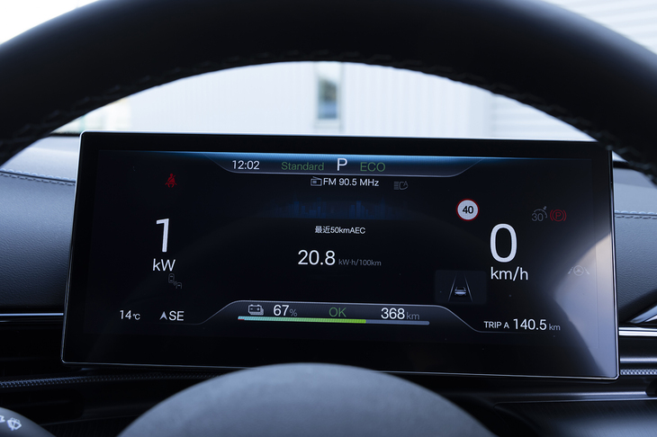 メータースクリーンのサイズは10.25インチ。表示レイアウトはとくに凝っているわけではないが、フォントサイズが大きいので視認性は高い。