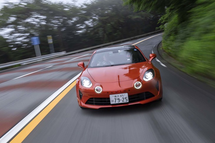 【アルピーヌA110 S】
	ボディーサイズ：全長×全幅×全高＝4205×1800×1250mm／ホイールベース：2420mm／車重：1110kg／駆動方式：MR／エンジン：1.8リッター直4 DOHC 16バルブ ターボ／トランスミッション：7段AT／最高出力：300PS（221kW）/6300rpm／最大トルク：340N・m（34.6kgf・m）/2400rpm／タイヤ：（前）205/40ZR18 86Y／（後）235/40ZR18 95Y（ミシュラン・パイロットスポーツ4）／燃費：14.1km/リッター（WLTCモード）／価格：897万円
	
	【取材時の燃費データ】
	テスト距離：369.0km（市街地1：高速道路7：山岳路2）／使用燃料：41.5リッター（ハイオクガソリン）／参考燃費：8.9km/リッター（満タン法）／9.9km/リッター（車載燃費計計測値）