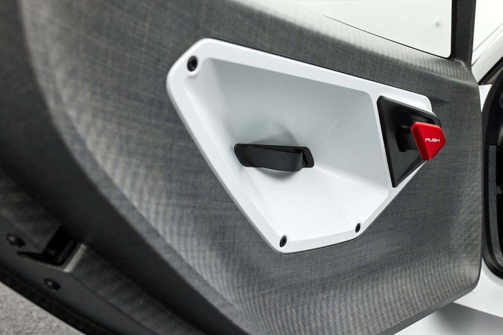 ポルシェ・ミッションR（ドアのインナーパネル）