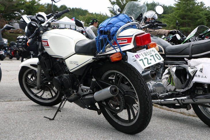 ヤマハRZ250。80年代に爆発的人気を誇ったネイキッドスタイルの2ストロークバイク。247㏄並列2気筒エンジンを搭載。