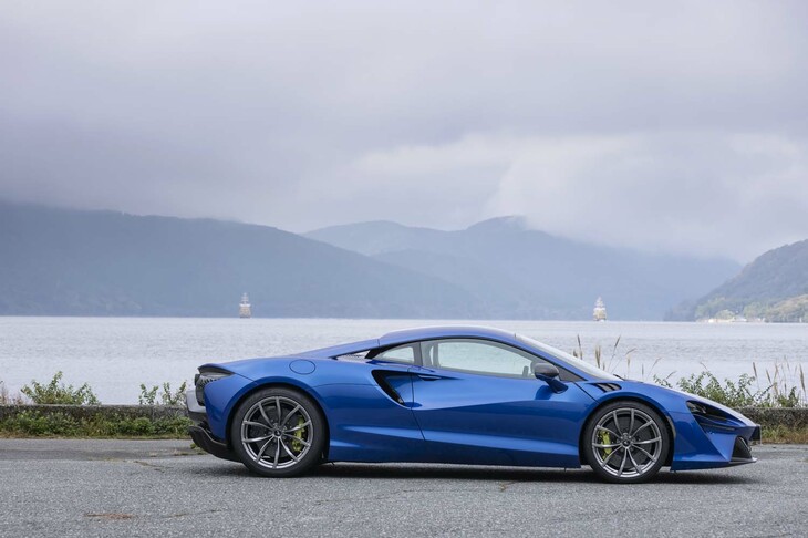 新世代シャシーの「マクラーレン・カーボンライトウェイトアーキテクチャー」を初採用。シャシー単体で従来型よりも10％の軽量化を実現している。