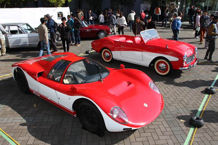 特別展示された日の丸カラーの2台。左が1967年「日産R380A-II」、右が1961年「ダットサン・フェアレディSPL213」。R380A-IIは、66年の第3回日本グランプリで優勝した国産初のプロトタイプスポーツである「プリンスR380A-I」の発展型。フェアレディSPL213は初めてフェアレディ（ただし当時の日本語表記はフェアレデー）を名乗った輸出専用車である。