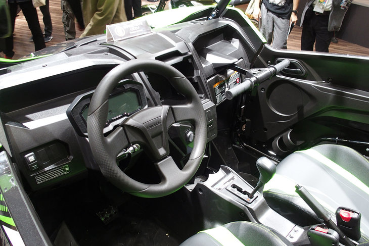 「TERYX KRX 1000」のインストゥルメントパネル。