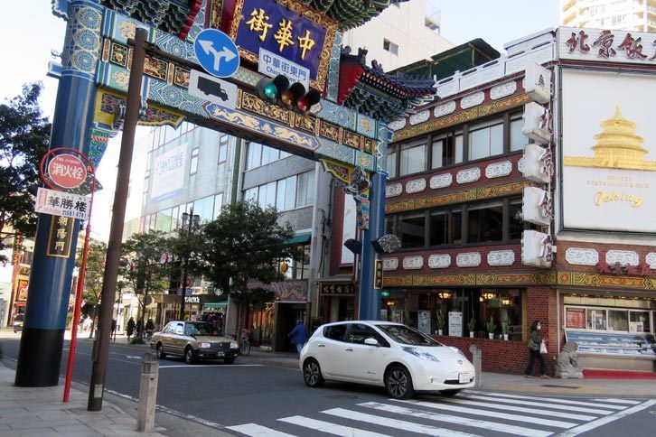 小さな旅に向かう前に、中華街をドライブ。