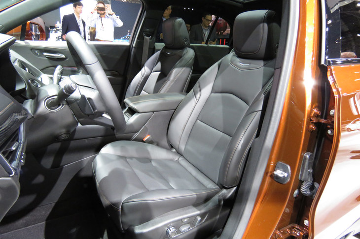 キャデラックXT4（フロントシート）