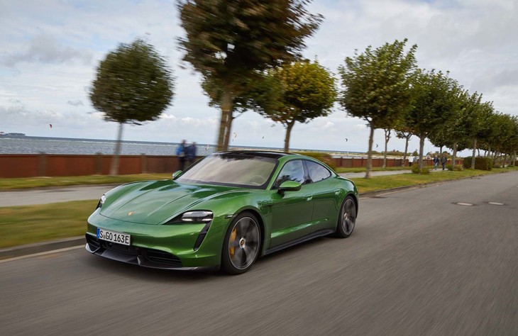 今回試乗した「タイカン ターボS」のシステム最高出力は761PSで、システム最大トルクは1050N・m。0-100km/h加速を2.8秒でこなし、最高速は260km/hに達する。