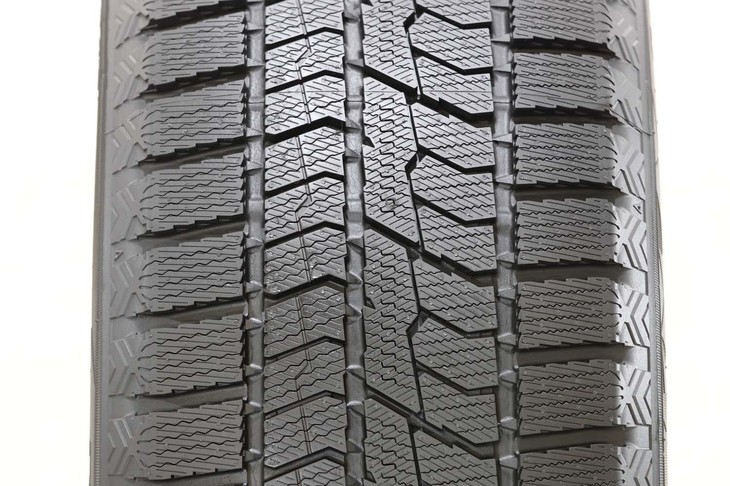 トレッドパターンの開発にあたってはコンピューター解析を駆使した独自のタイヤ設計基盤技術「T-MODE（ティーモード）」を活用している。