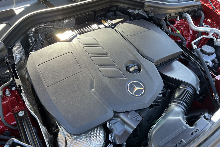 最高出力197PS、最大トルク440N・mを発生する2リッター直4ディーゼルターボエンジン「OM654M」が搭載される「GLC220d 4MATICクーペ」。エンジンと9段AT「9Gトロニック」の間に同23PS、同200N・mを発生するマイルドハイブリッドシステム「ISG」を配置する。