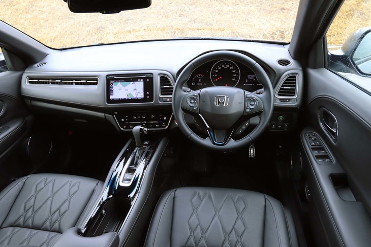 カーナビの画面やエアコンの操作パネルはドライバー側に向けてレイアウトされている。