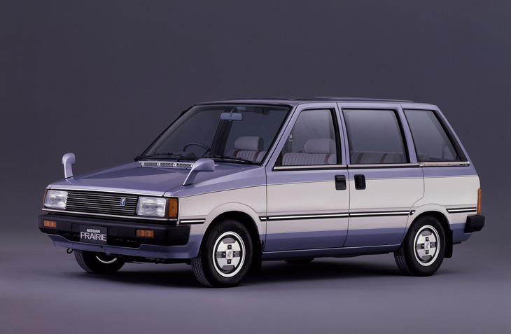 1982年「日産プレーリー」。両側リアドアをスライド式とし、Bピラーもない「世界初のピラーレスフルオープンドア」と称する広大な開口面積を誇るボディーに3＋3＋2（コラムシフト仕様の場合）の3列シートを備えていた。当初のパワーユニットは1.5／1.8リッター直4 SOHCだった。