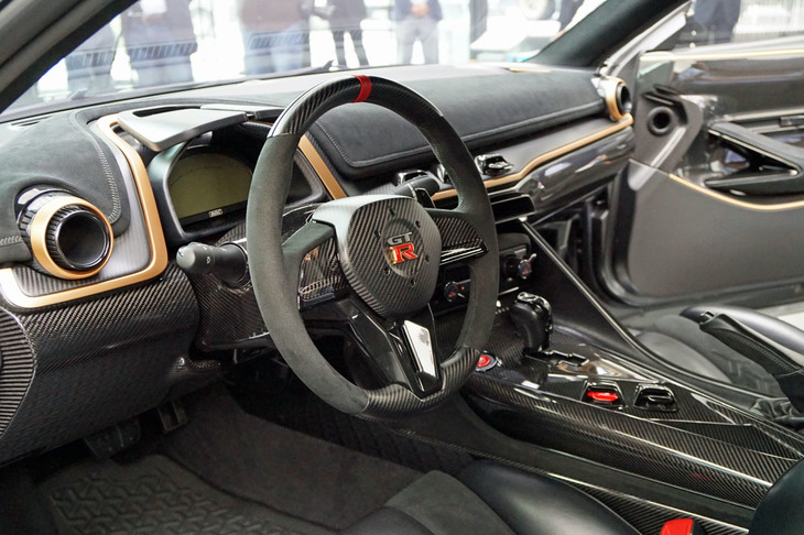 アルカンターラ巻きのステアリングホイールは、ステアリングスイッチなどが備わらないシンプルなタイプ。