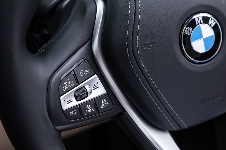 ステアリングスポーク左側に備わるACCの操作スイッチ。高速道路走行中、一定の条件下であればドライバーがステアリングから手を離しても、ステアリングの自動的操作により運転が継続される「ハンズオフアシスト」を標準装備している。