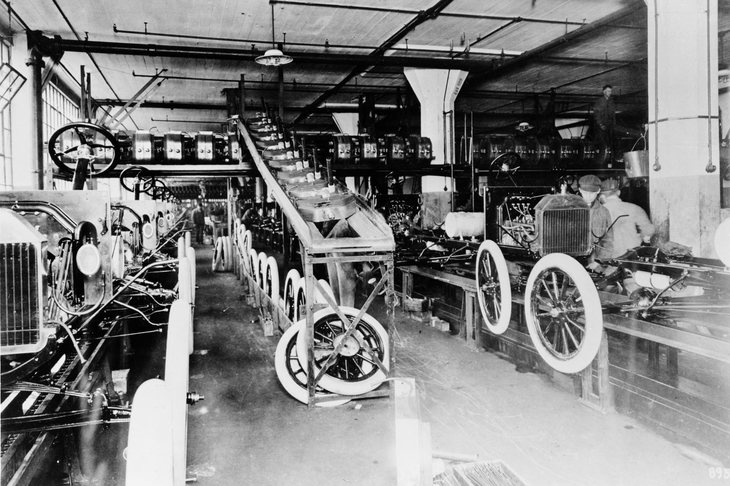 1914年のハイランドパーク工場の様子。同年8月から1915年8月にかけての「Ｔ型」の販売台数は、30万台を超えた。