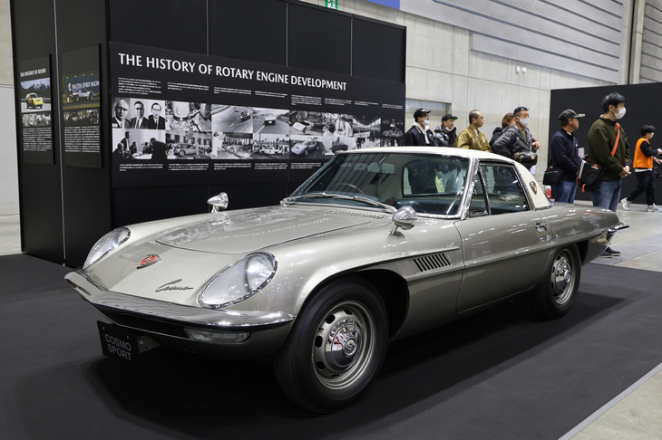 ルーフとボディーが2トーンで塗り分けられたプロトタイプの「コスモ」。この前年、1964年の東京モーターショーでデビューした最初のプロトタイプはルーフおよびCピラーの形状が異なっていた。