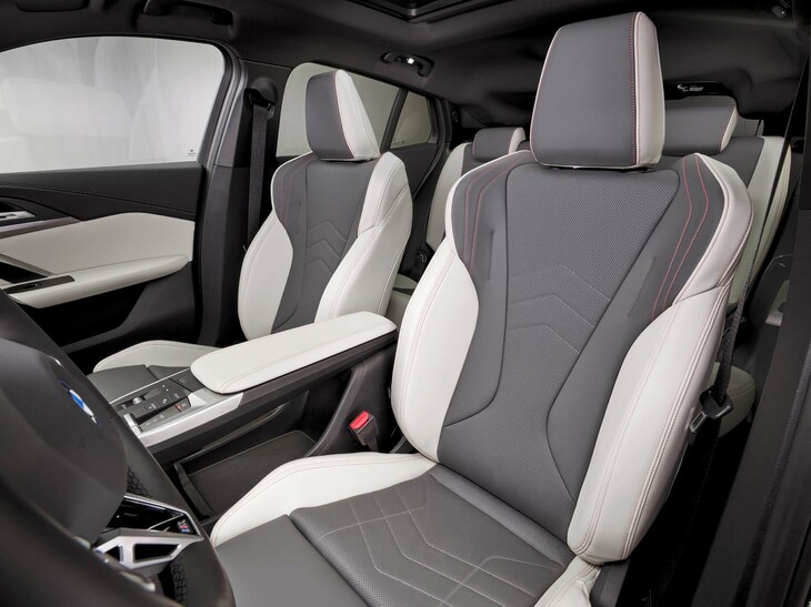 BMW iX2 xDrive30（フロントシート）