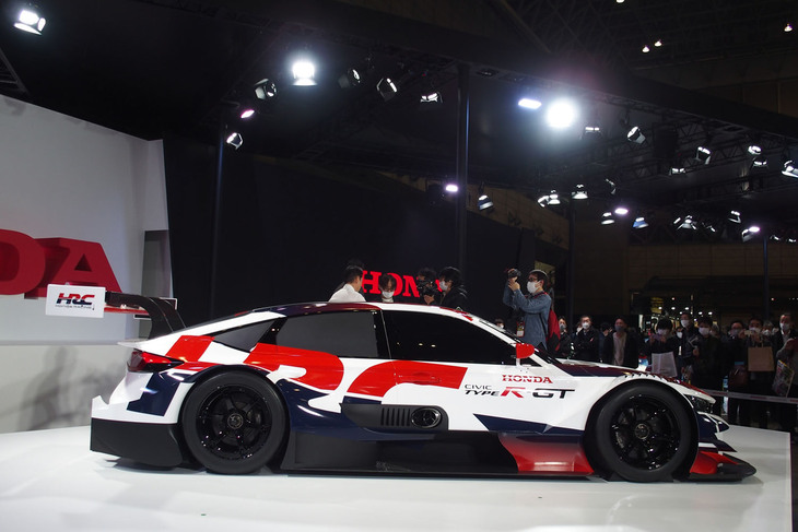 「シビック タイプR-GTコンセプト」のサイドビュー。現状は、デザインの方向性を示す段階のものと紹介されている。